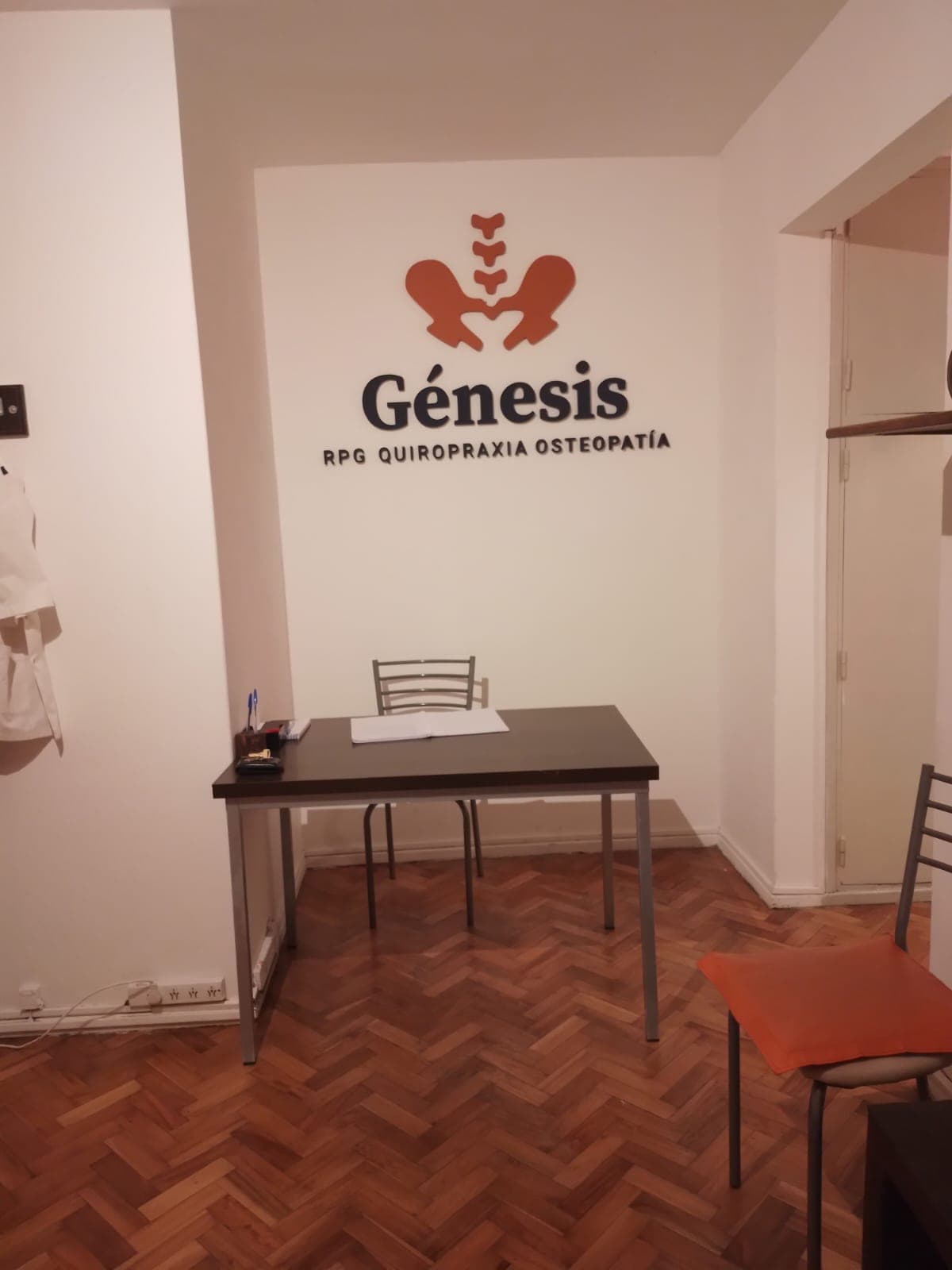Recepción del consultorio con el logo de Génesis